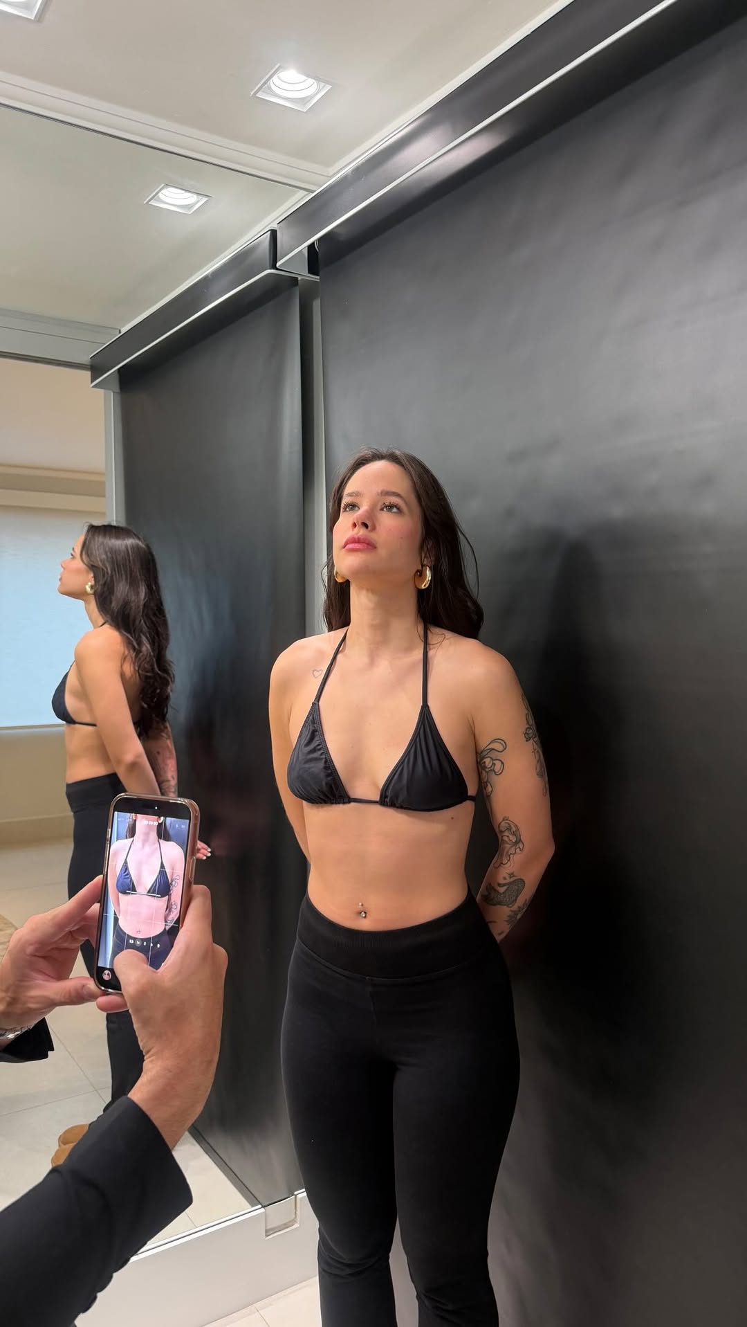 Paciente do Dr. Matheus Guedes em ensaio fotográfico na clínica, após cirurgia plástica