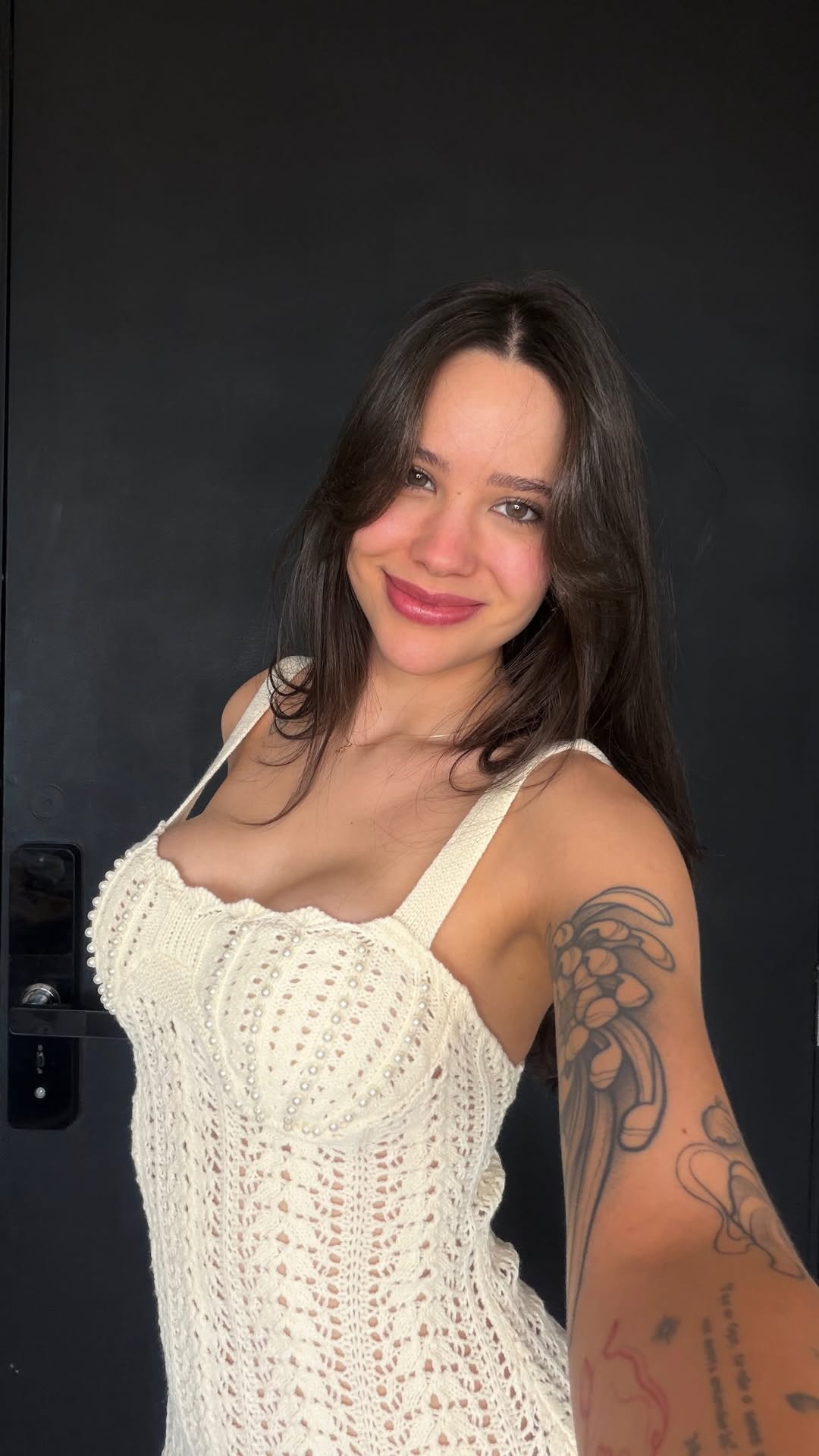 Paciente sorrindo após cirurgia plástica com o Dr. Matheus Guedes